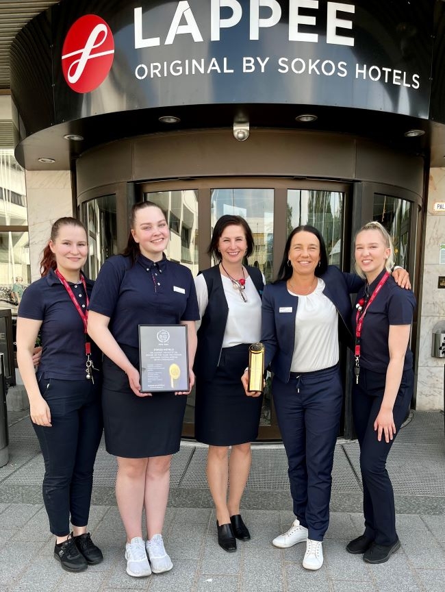 Vuoden brändi kunniakirja ja pokaali vieraili Original Sokos Hotel Lappeessa