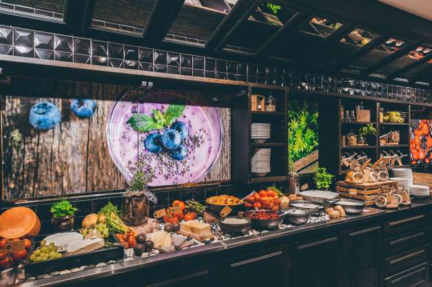 Vegaanisuus näkyy muun muassa runsaana maitotuotteita korvaavana soijavaihtoehtojen valikoimana.