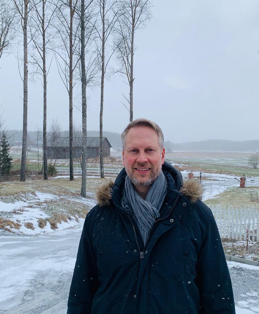 Yhä useammat hotellit ovat huomanneet, matkailu- ja majoitusalalle kehitettämämme chatbot pystyy tukemaan hotellin henkilökuntaa, jotka voivat keskittyä palvelutehtäviin”, kiteyttää Hannu Vahokoski, Hotelwayn toimitusjohtaja etätyöpisteeltään.