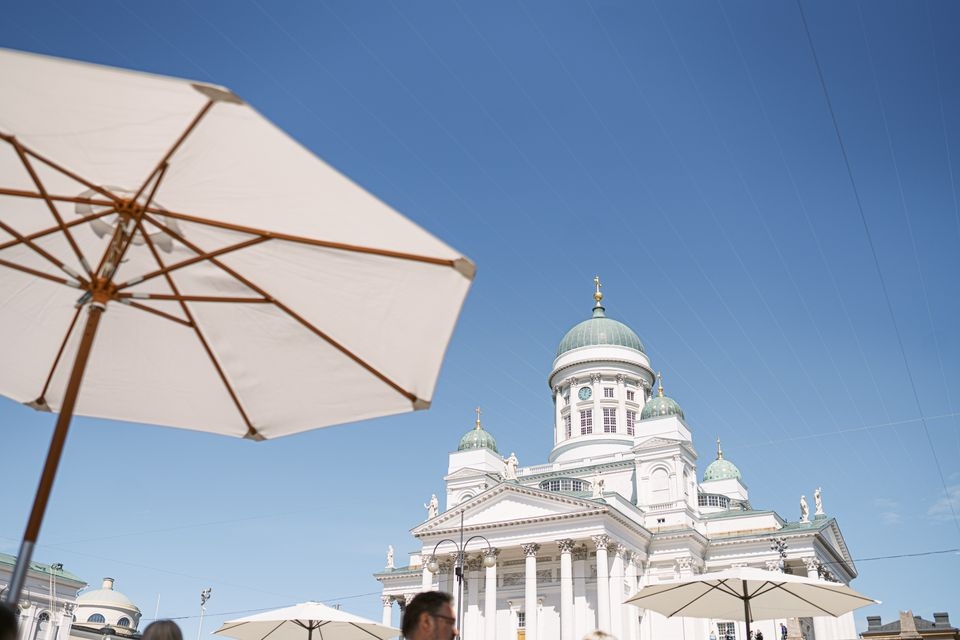 Senaatintorin laidalle nousee heinäkuussa Torikortteleiden ravintoloiden kesäterassi.