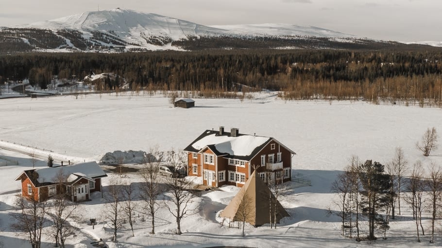Pieni Boutique hotelli Aurora Estate sijaitsee Ylläsjärvellä. Ravintolassa on 50 paikkaa, 7 hotellihuonetta sekä pieni saunamaailma.