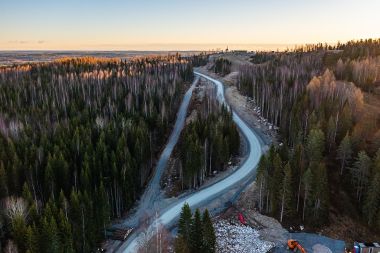 Tahko Panoramalle johtava tie, uusi tielinjaus oikealla ja vanha vasemmalla