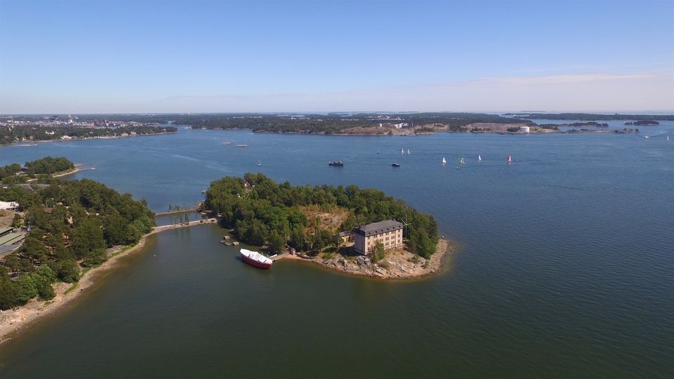 Hylkysaari tunnistetaan erityisesti luotsiasemarakennuksestaan. 