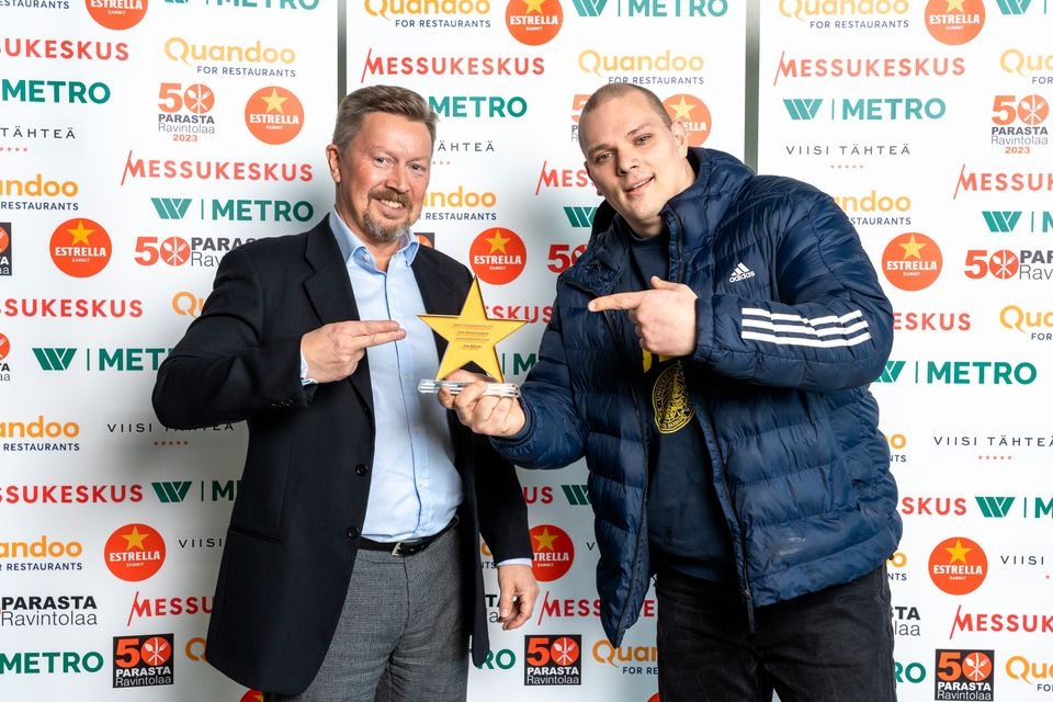 Estrella Dammia Suomessa edustavan Diamond Beveragesin toimitusjohtaja Walter Himanen (vas.) palkitsi Paras muutoksentekijä -palkinnolla kokki ja ravintoloitsija Kim Mikkolan