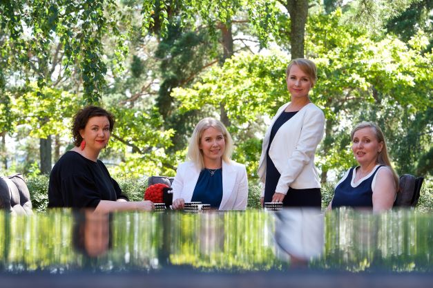Supervoimat.net-tiimi yhdistää tiedolla johtamisen tarinallistamiseen, tarinan ja datan strategiseen markkinointiviestintään, jatkuvan kehittämisen tuloksen kasvattamiseen. Kuvassa vasemmalta Anne (tarina), Hanna (tieto), , Anni (toiminta) ja Tarja (tulos).