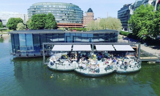 Ravintola Meripaviljongin terassi on Helsingin Eläintarhanlahdella kelluva ja esteetön panoraamaterassi