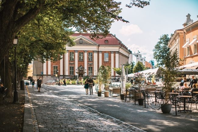 Turun Vähätorin terassit toivottavat vierailijat Turkuun.