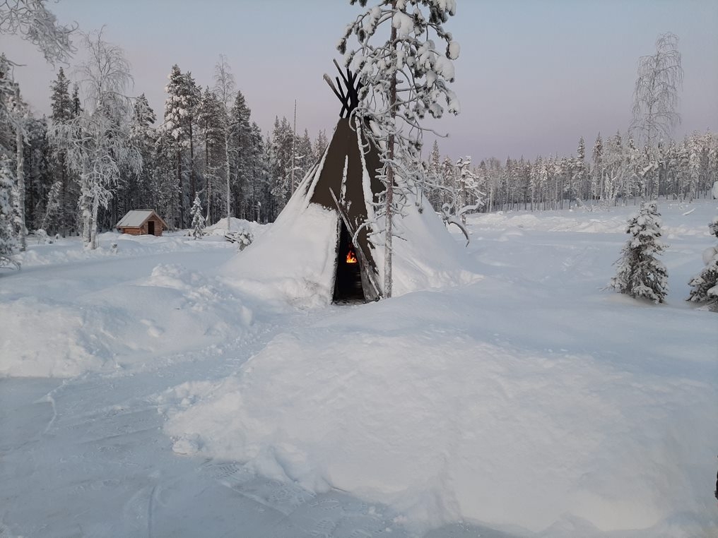 Kävijöiden on mahdollista varata Revontuliluistelu.