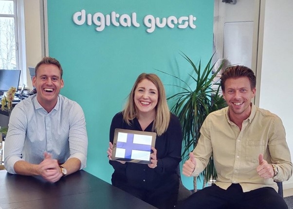 DigitalGuestin myyntijohtaja Jonathan Bjerg Jacobsen (vas.) ja toimitusjohtaja Christian Markedal (oik.) odottavat innolla tutustumista Suomen hotellimarkkinaan paremmin Jannina Lagerströmin (kesk.) luotsaamana.