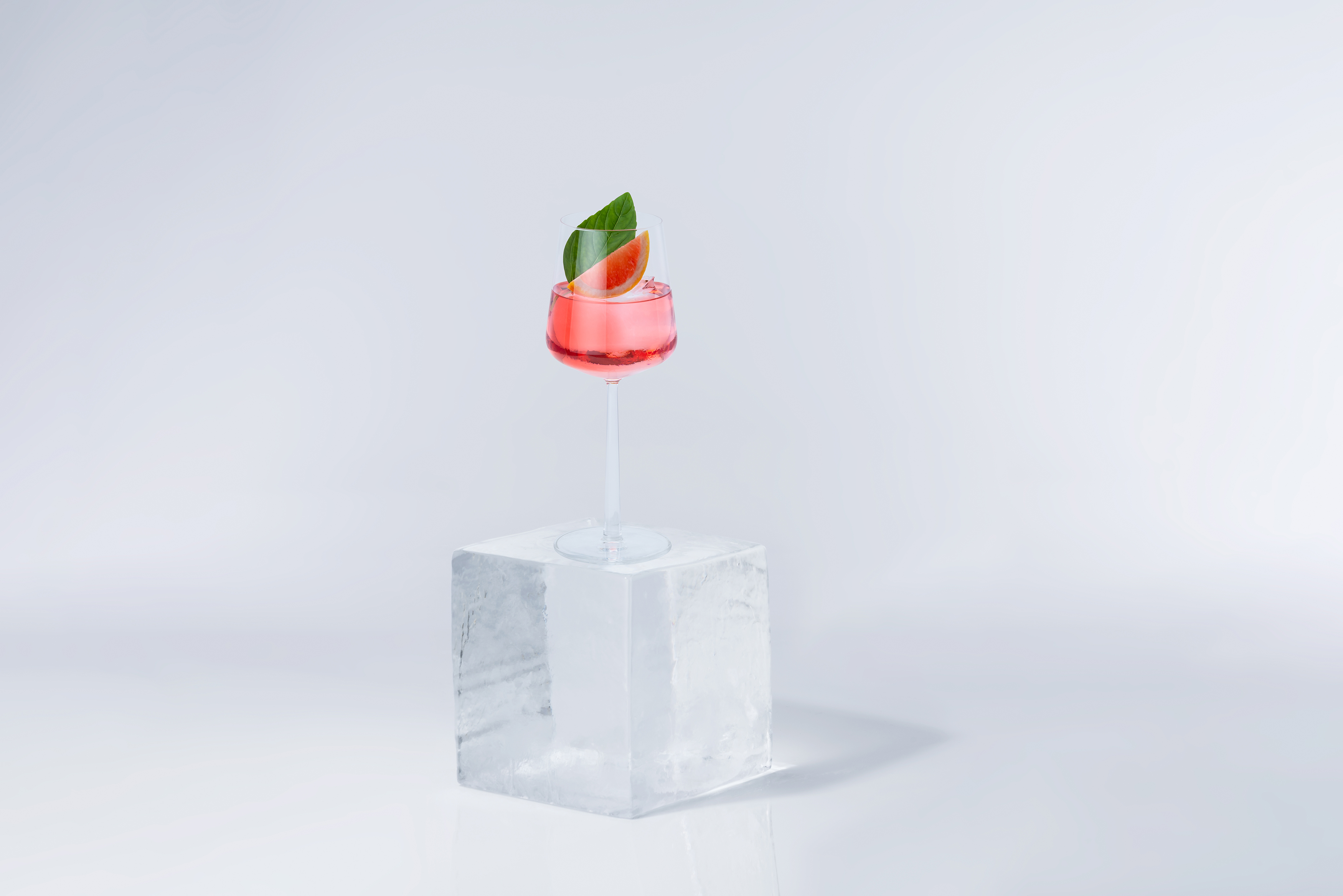 Arctic Blue Gin Rose tonicilla. kuva Arctic Blue Beverages